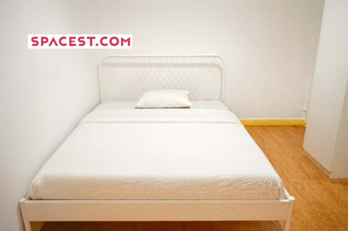 Quarto com cama de casal em apartamento com 8 quartos - FLAT G - G03