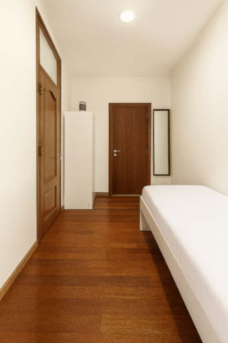 Quarto com cama de solteiro em apartamento com 5 quartos - FLAT D - D01 - Gallery - 11