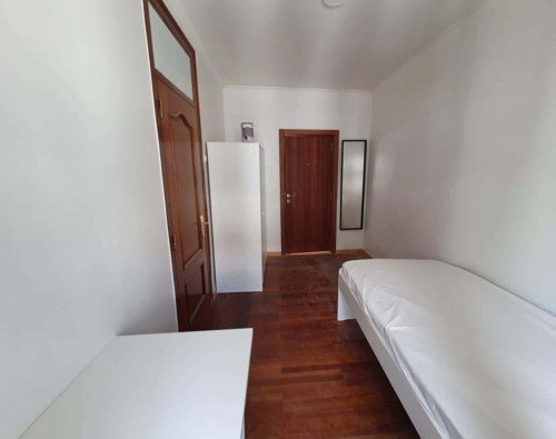 Quarto com cama de solteiro em apartamento com 5 quartos - FLAT D - D01