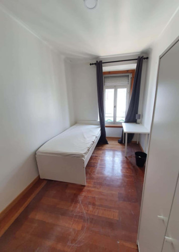 Quarto com cama de solteiro em apartamento com 5 quartos - FLAT D - D01