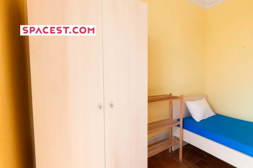 Quarto com cama de solteiro, com varanda, em apartamento com 8 quartos - FLAT E - SALDANHA 51E