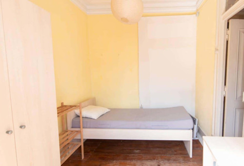 Quarto com cama de solteiro, com varanda, em apartamento com 8 quartos - FLAT E - SALDANHA 51E - Gallery - 18
