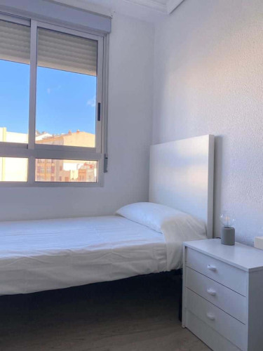 Room in Ronda de la Magdalena, Castelló de la Plana for 97 m² with 4 bedrooms