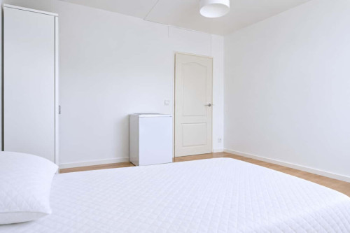 Quarto com cama de casal em apartamento com 6 quartos - FLAT LP - LP207
