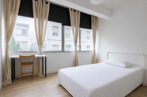 Quarto com cama de casal em apartamento com 6 quartos - FLAT LP - LP207