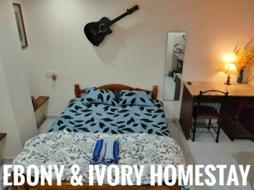 Comfy Ebony Room - Gallery - 15