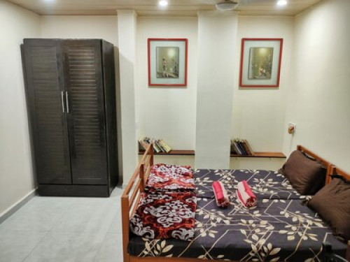 Comfy Ebony Room - Gallery - 14