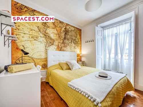 Modern room with private balcony in a 7-bedroom apartment in Saldanha - Room 5 - Gallery - 6