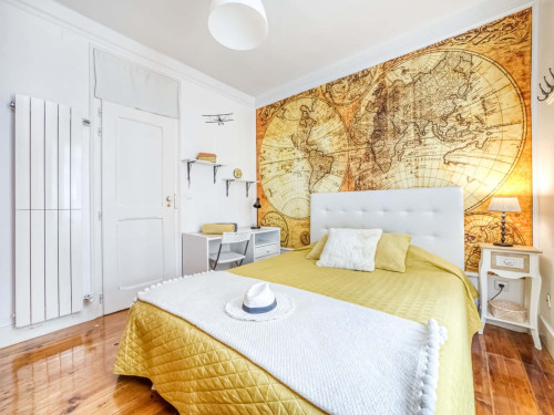 Modern room with private balcony in a 7-bedroom apartment in Saldanha - Room 5