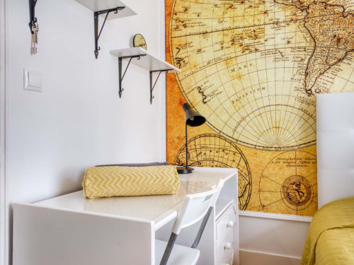 Modern room with private balcony in a 7-bedroom apartment in Saldanha - Room 5