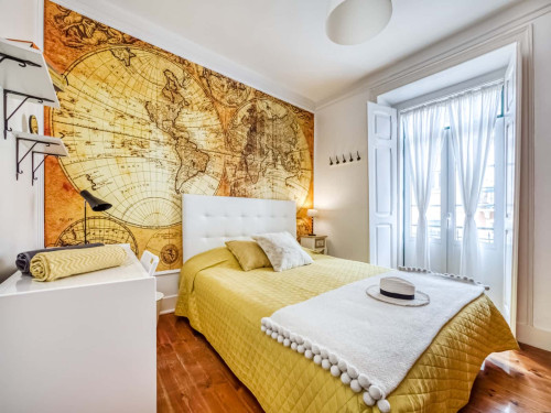 Modern room with private balcony in a 7-bedroom apartment in Saldanha - Room 5