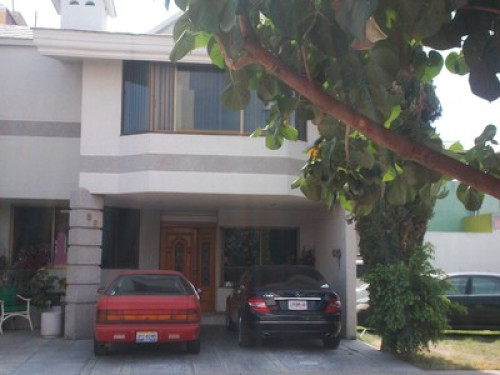 HOUSE WITH POOL AND TENNIS