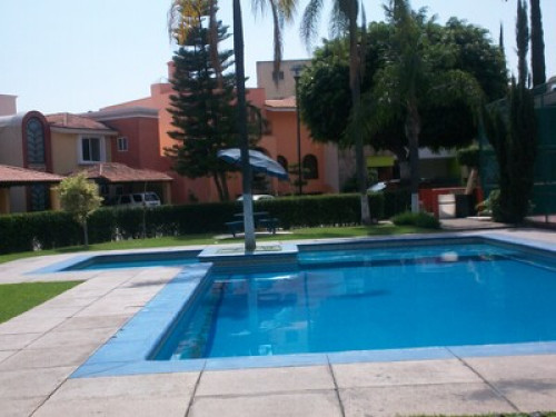 HOUSE WITH POOL AND TENNIS