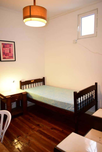Quarto com cama de solteiro em apartamento com 5 quartos - FLAT P - P4