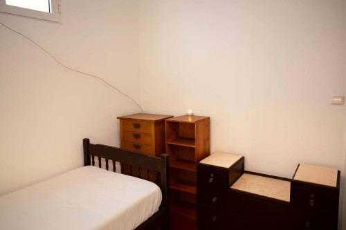 Quarto com cama de solteiro em apartamento com 5 quartos - FLAT P - P4 - Gallery - 5