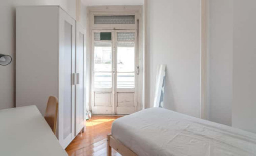 Quarto com came de solteiro, com varanda, em apartamento com 7 quartos - FLAT M - M2