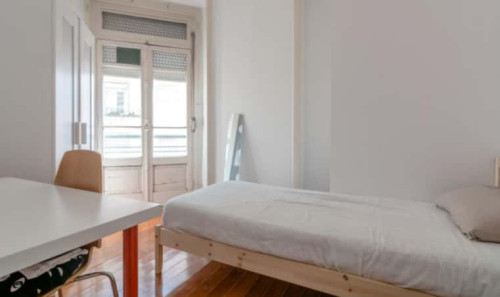 Quarto com came de solteiro, com varanda, em apartamento com 7 quartos - FLAT M - M2