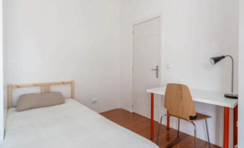 Quarto com came de solteiro, com varanda, em apartamento com 7 quartos - FLAT M - M2