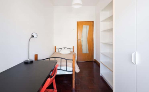 Quarto com cama de solteiro em residência - FLAT PP - PP206