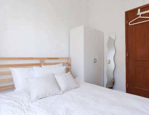Quarto com cama de casal, com varanda, em apartamento com 6 quartos - FLAT K - K3