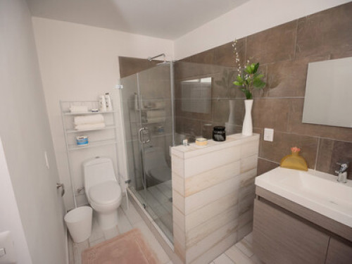 King Size Bathroom Kitchen Netflix