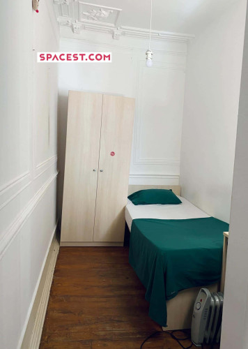 Quarto com cama de solteiro em apartamento com 8 quartos - FLAT E - SALDANHA 57E