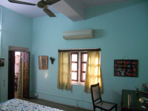 Lovely room in a historic bungalow!