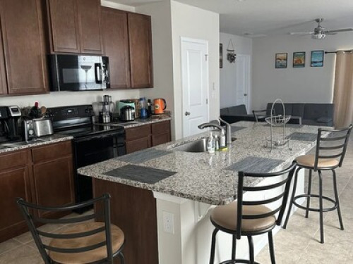 Private 2 rooms in a house with a p