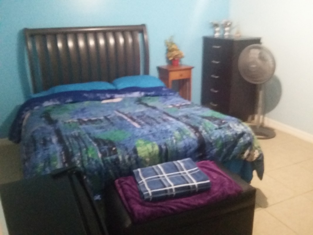 Large Bedroom With Queen Sized Bed (Full Room) - 1