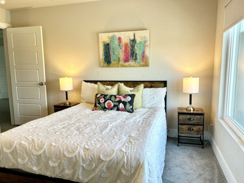 Enjoy Queen Bedroom w/Ensuite Bath - Gallery - 5