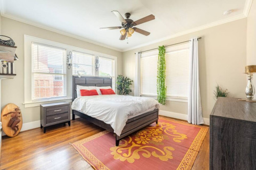 Cozy Rm in City Centered Bungalow!