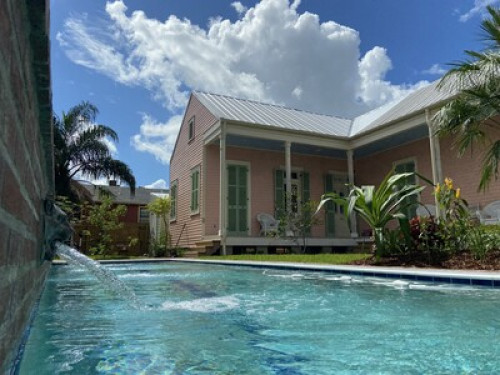 Holy Cross Guest Suite pool & jacuz