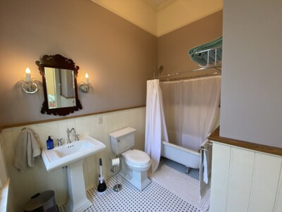 Holy Cross Guest Suite pool & jacuz