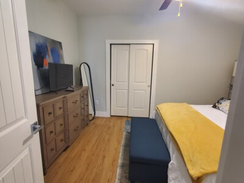 One bedroom with non shared bathroo