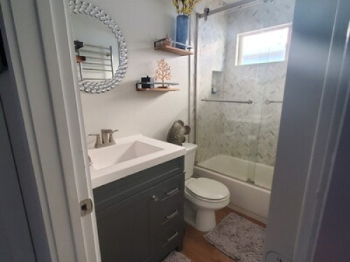 One bedroom with non shared bathroo