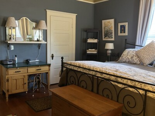 1907 Bungalow, lots of space & priv