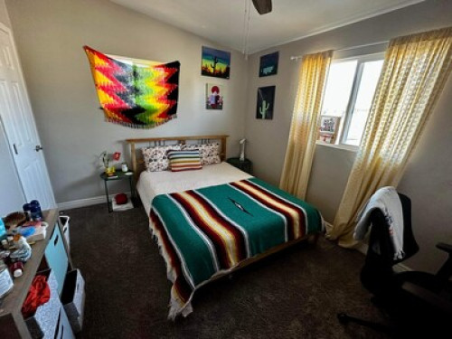 Fun Hosts =) Cozy Room