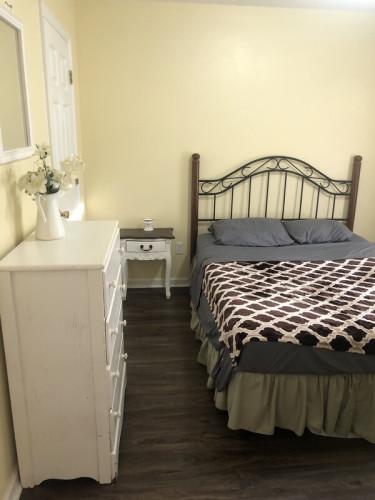 6 miles to downtown or beach!