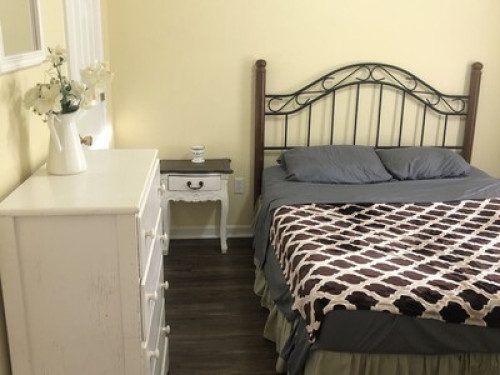 6 miles to downtown or beach!