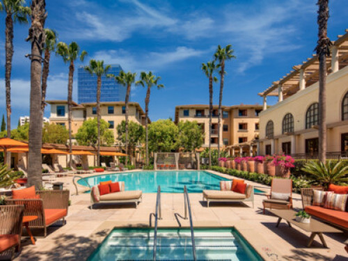 Spacious room w/ private bathroom