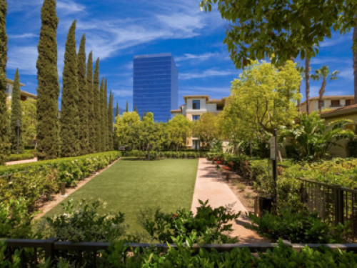 Spacious room w/ private bathroom