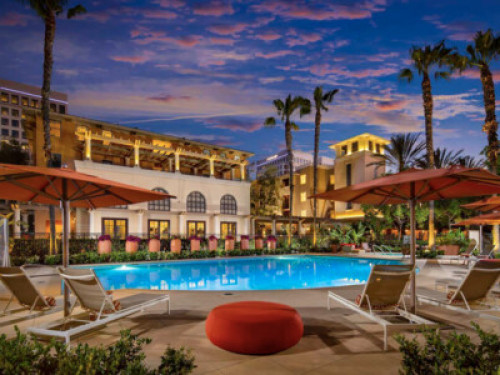 Spacious room w/ private bathroom