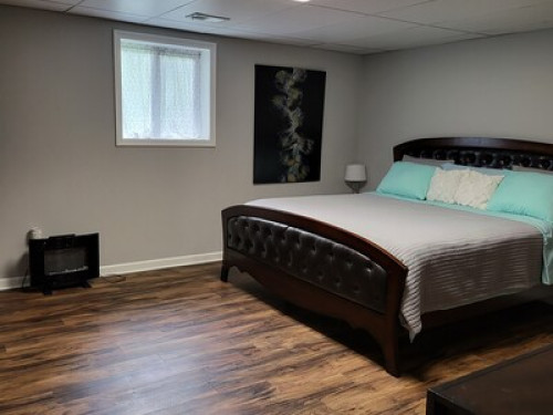 Adorable spacious Basement apt. - Gallery - 7