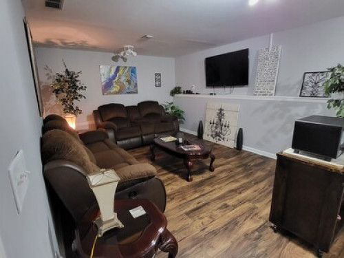 Adorable spacious Basement apt.  - Gallery -  5