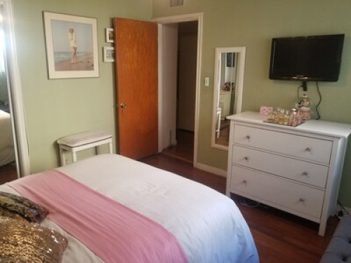 Private Room in Cozy Home @ SFV
