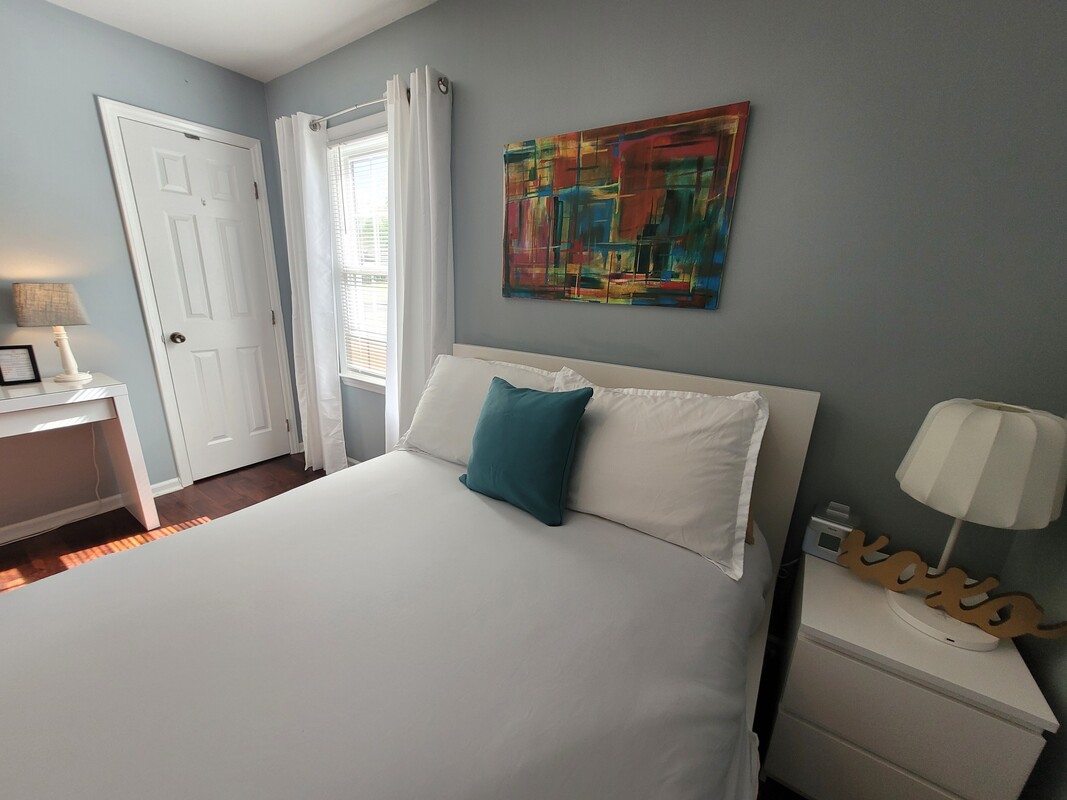  Bright White(Full Room)  -  Clean & Cozy Near Downtown Raleigh  - Gallery -  1