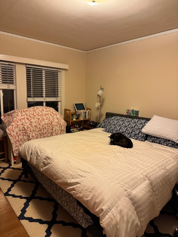  Master Bedroom(Full Room)  -  Charming spacious w/ view of ocean  - Gallery -  1