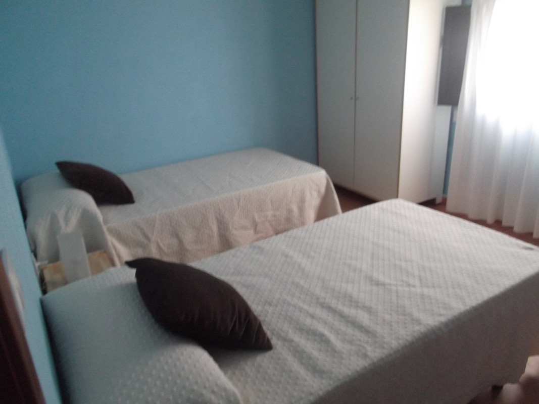 ROOM 2. DOUBLE. SINGLE BEDS(Full Room) - 1