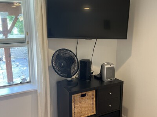 Sunny studio unit w/private entry