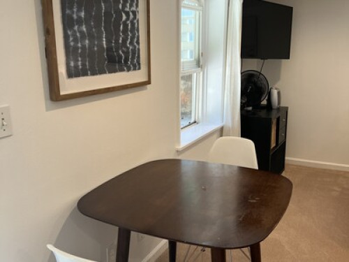 Sunny studio unit w/private entry